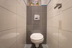 Karkonosky Apartamenty - Ismena في شكلارسكا بوريبا: حمام مع مرحاض أبيض ومغسلة