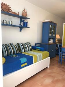 1 dormitorio con 1 cama y armario azul en Loft Giulia, en Torre Santa Sabina 19 fotos más