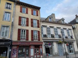 un groupe de bâtiments dans une rue urbaine dans l'établissement Appartement centre-ville pour séjour et cure, à Bagnères-de-Bigorre