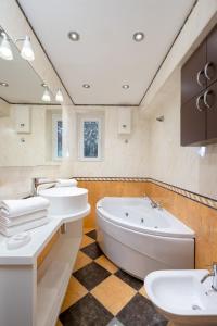 y baño con 2 lavabos y bañera. en Apartments Banje Beach, en Dubrovnik