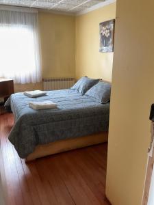 - une chambre avec un lit et 2 serviettes dans l'établissement Hostal Balmaceda, à Punta Arenas