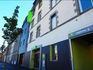 une façade de bâtiment dans une rue de la ville dans l'établissement ibis Styles Saint Brieuc Gare Centre, à Saint-Brieuc