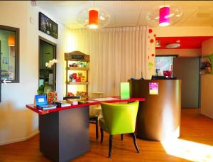 een keuken met een tafel, 2 stoelen en een aanrecht bij ibis Styles Saint Brieuc Gare Centre in Saint-Brieuc