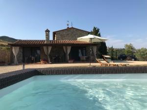 een zwembad voor een huis bij Il Podere Bellavista in Montecatini Val di Cecina
