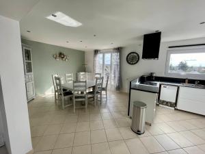 una cucina e una sala da pranzo con tavolo e sedie di Face Chateau de Chaumont sur loire Gîte La Rapinière a Onzain Altre 6 foto