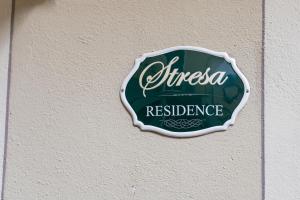 una señal para un restaurante al lado de una pared en Stresa Residence, en Stresa