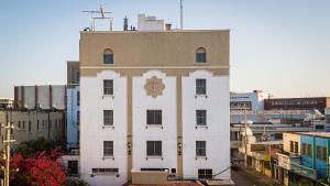 un bâtiment blanc avec une crête sur son côté dans l'établissement Hotel Sierra Gorda, à Ciudad Victoria