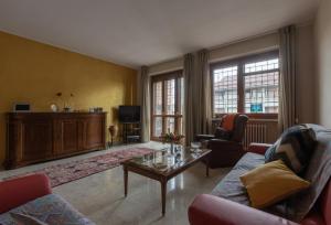 ein Wohnzimmer mit einem Sofa und einem Couchtisch in der Unterkunft Nonna Mary's Apartment - Vicino Pala Alpitour in Turin