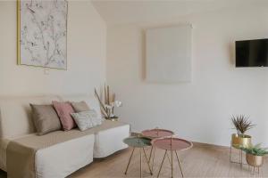 uma sala de estar com um sofá e duas mesas em Socrates Apartments em Skála Kefalonias