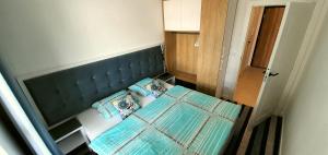 un letto con due cuscini sopra in una stanza di Apartament Bel Mare a Międzyzdroje