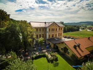 - une vue aérienne sur un grand bâtiment avec une cour dans l'établissement Hotel & Restaurant Waldschloss, à Passau