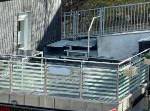 eine Reihe von Treppen mit Metallgeländer in der Unterkunft Ferienwohnung Engelsbach in Engelsbach