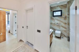 A bathroom at Villa Asal, villa with private pool and amazing mountain view