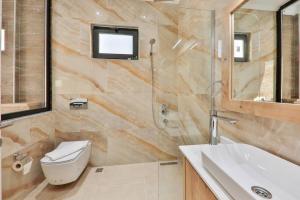 A bathroom at Villa Asal, villa with private pool and amazing mountain view