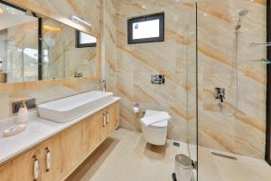 A bathroom at Villa Asal, villa with private pool and amazing mountain view