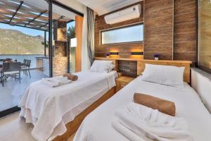 A bed or beds in a room at Villa Asal, villa with private pool and amazing mountain view Még 37 kép