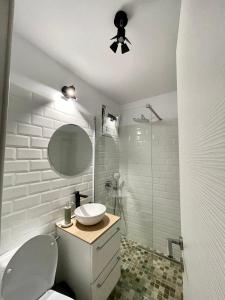 a white bathroom with a sink and a shower at APARTAMENT 3 camere Neptun in Neptun