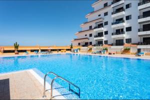 a large swimming pool in front of a building at Apartamento ohana in Puerto de Santiago