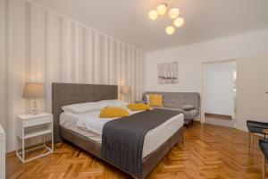 Posteľ alebo postele v izbe v ubytovaní Apartment Banje Beach 3