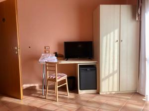 Televiisor ja/või meelelahutuskeskus majutusasutuses Hotel Di Rocco