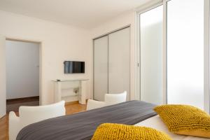 Posteľ alebo postele v izbe v ubytovaní Apartment Banje Beach 3