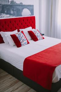 Rúm í herbergi á Top'Otel