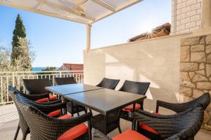 Balkón alebo terasa v ubytovaní Apartment Banje Beach 3