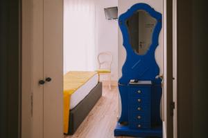 Rúm í herbergi á Top'Otel