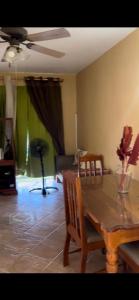 - un salon avec une table, des chaises et un plafond dans l'établissement Kris’o Super Studio, à Ocho Rios