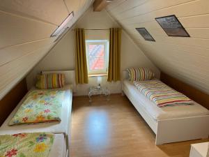 Postel nebo postele na pokoji v ubytování FeWo HoLiDay MAIsoNETTE Allgäu + 25 fotografií