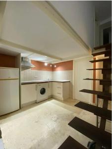 una grande cucina con lavatrice e asciugatrice di ILE BUENA VISTA EXTERIO a Madrid