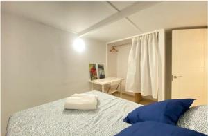 a bedroom with a bed and a desk with a window at ILE BUENA VISTA EXTERIO in Madrid