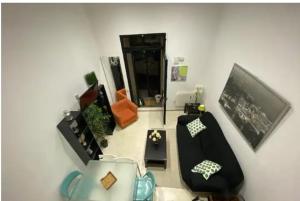een woonkamer met een bank en een televisie bij ILE BUENA VISTA EXTERIO in Madrid