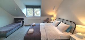 Un dormitorio con una cama grande y una ventana en loft 85 m2 Wilanow Krolewski self checkin, en Varsovia