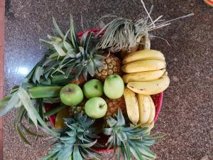 Cristina´s Home Natural Feelings في Matola: مجموعة من الفواكه والخضار على طاولة