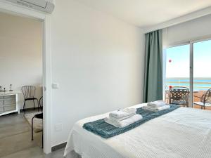 Postel nebo postele na pokoji v ubytování BEACHFRONT Sea view 11th floor in Scandinavian style at Stella Maris by Solrentspain + 13 fotografií