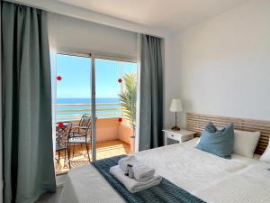 Postel nebo postele na pokoji v ubytování BEACHFRONT Sea view 11th floor in Scandinavian style at Stella Maris by Solrentspain