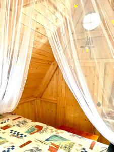 A bed or beds in a room at Märchenhütte- Campen am Wald und See