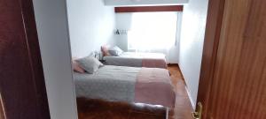 alecrin في كامارينياس: غرفة نوم صغيرة بسريرين ونافذة