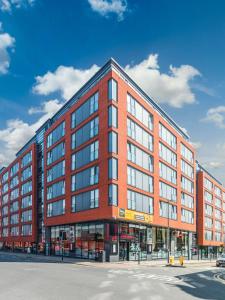 un grande edificio in mattoni rossi su una strada cittadina di Inners City Apartments -On Suites a Birmingham