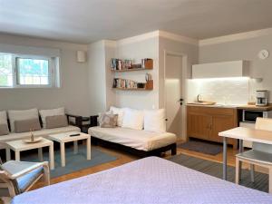 salon z kanapą i kuchnią w obiekcie Bright, Cosy Studio close to Glyfada Beach & Center w Atenach