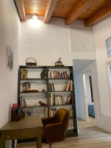 una sala de estar con una estantería con libros en Dúplex Dels Estudis, en Morella