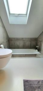 Fotografia z galérie ubytovania loft 85 m2 Wilanow Krolewski self checkin vo Varšave
