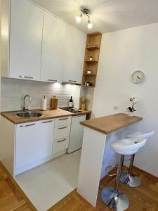 Kuchyň nebo kuchyňský kout v ubytování MonteRelax Apartments Becici + 37 fotografií