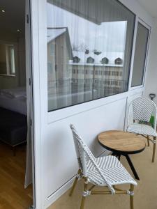 een kamer met een tafel, stoelen en een raam bij Zum Franziskaner Dependance in Füssen