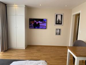 een woonkamer met een zwarte beer aan de muur bij Zum Franziskaner Dependance in Füssen