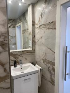 een badkamer met een wastafel en een spiegel bij Zum Franziskaner Dependance in Füssen +15 foto's