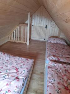 een slaapkamer met 2 bedden op een zolder bij Ferienhütte Zetzhirsch in Weiz