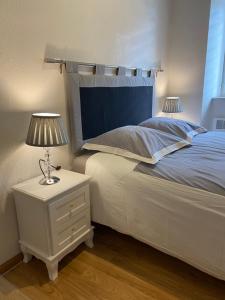 1 dormitorio con 1 cama y 2 lámparas en una mesita de noche en GITE LE BAROCCO, en Colmar