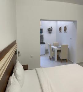 um quarto com uma cama, uma mesa e cadeiras em Villa i SPA Stević em Veliko Gradište